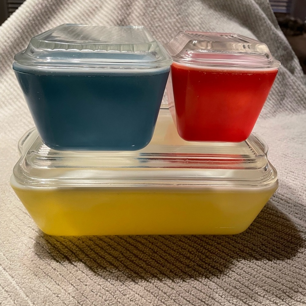 Vintage pyre. Primary refrigerator set.